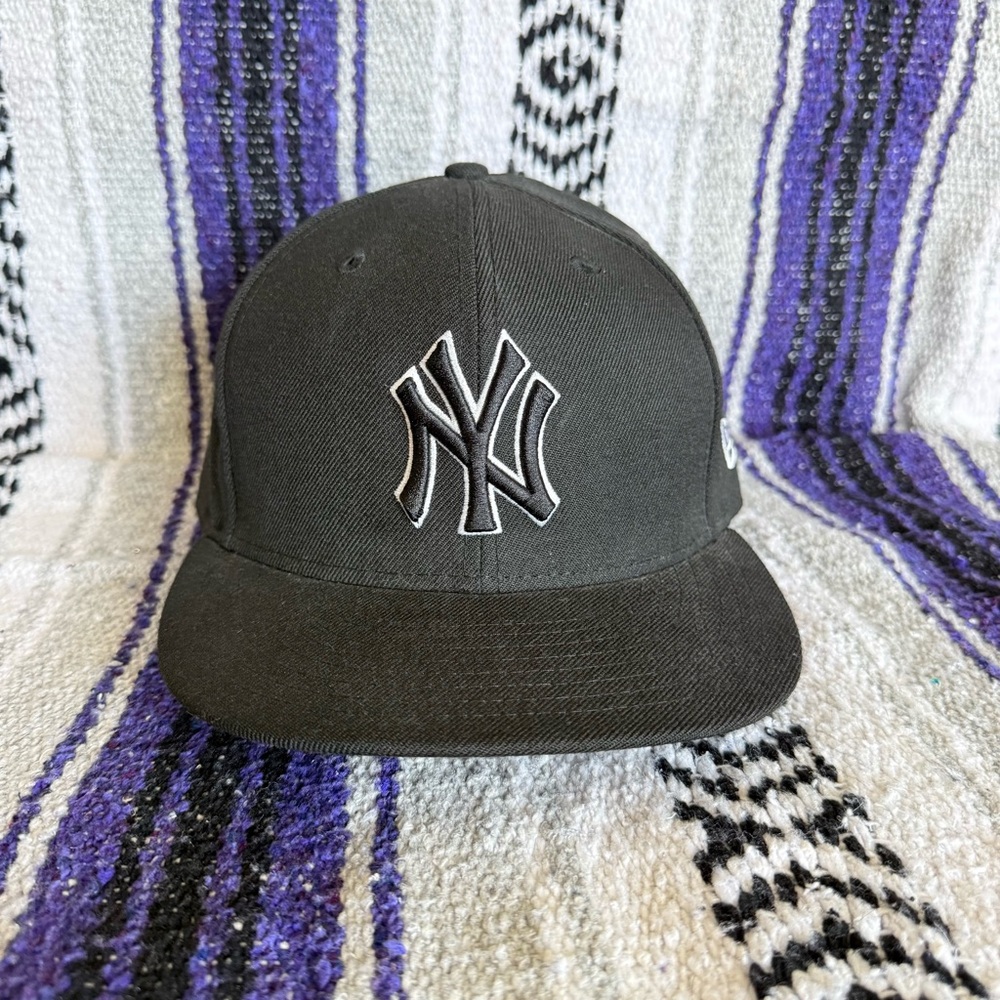 New York Yankees New Era 59FIFTY MLB Black on Black Fitted Hat Cap - Size 7 1/2